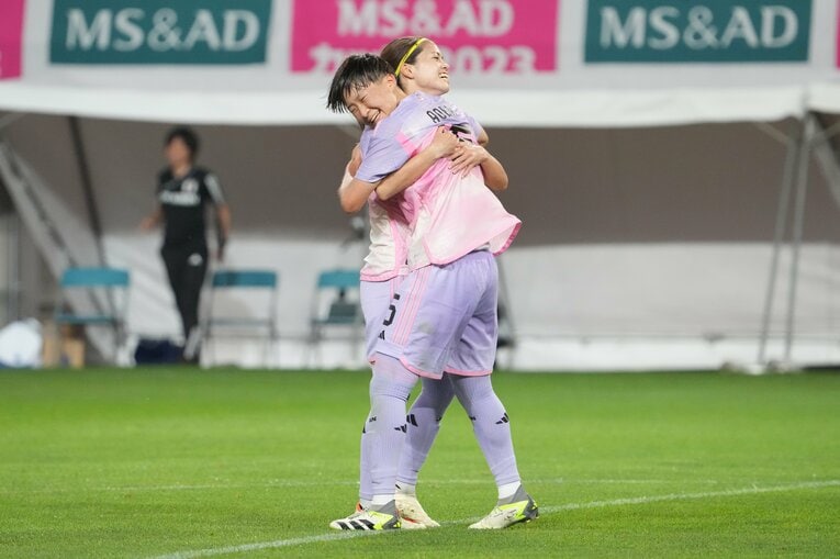 2023年、W杯前の強化試合で長谷川とハグする藤野　©Masashi Hara/Getty Images