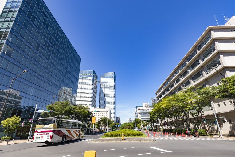 写真中央奥に見えるのが晴海トリトンスクエア。3棟のオフィスビルを持つ複合商業施設である
