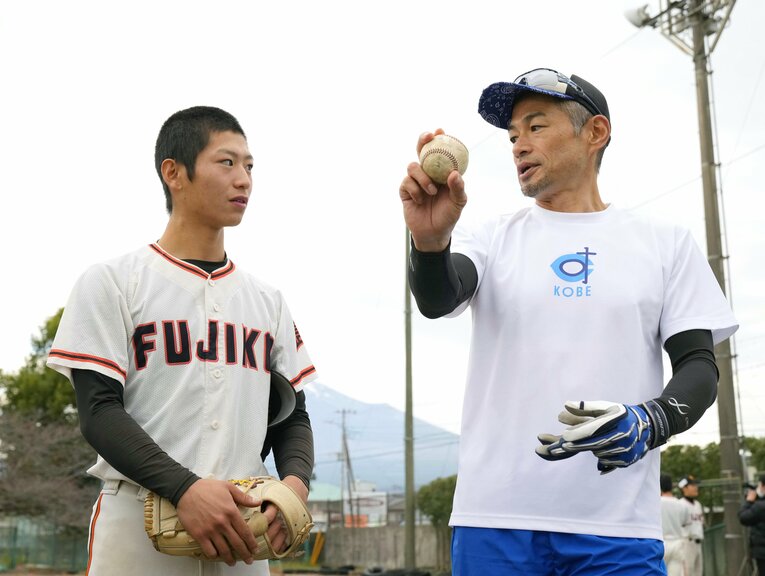 県立富士高校を訪れた際のイチローさん　©JIJI PRESS