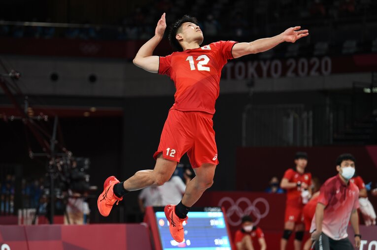 初戦ベネズエラ戦で流れを変える効果的なサーブを放ったセッター関田誠大　©︎Itaru Chiba