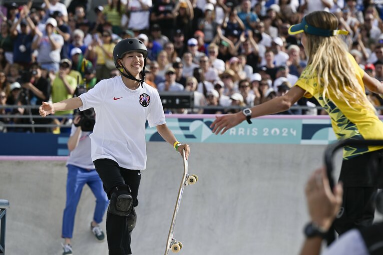 ベストトリック4本目、4位から一気に1位に。クロイ・コベル（オーストラリア）が祝福【5枚目／全6枚】 ©Asami Enomoto／JMPA