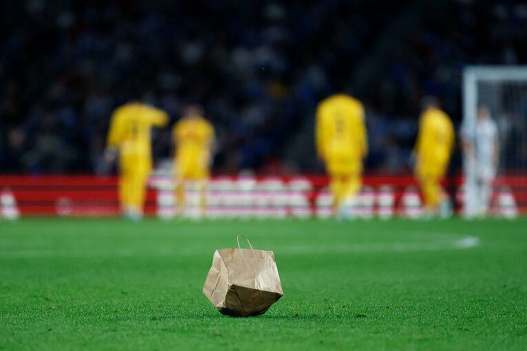 強風によってピッチに紛れ込んだ紙袋。テアシュテーゲンが拾って処理をしていた　©Daisuke Nakashima