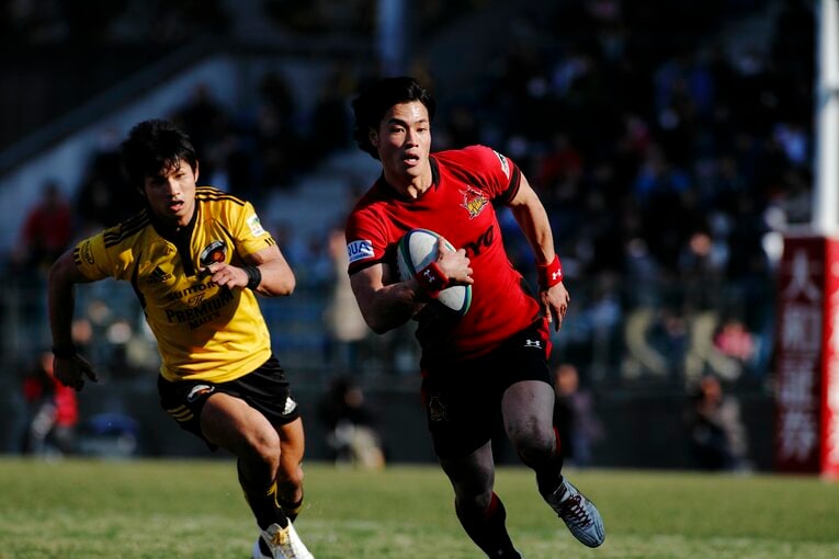 日本ラグビー選手権大会決勝でサントリー長友泰憲と競う三洋電機の山田章仁（2011年）©Tamon Matsuzono