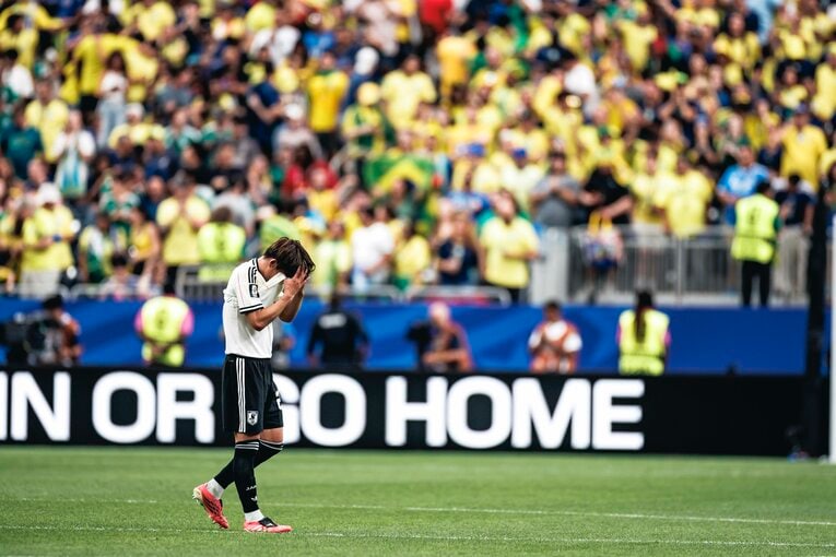 【テレビに映らなかったブラジル戦真相】試合後、涙、涙…ピッチに倒れ込む日本代表選手と励ます仲間たち。森保一監督の“痛恨の表情”も（写真は右に続きます）　©Kiichi Matsumoto/JMPA