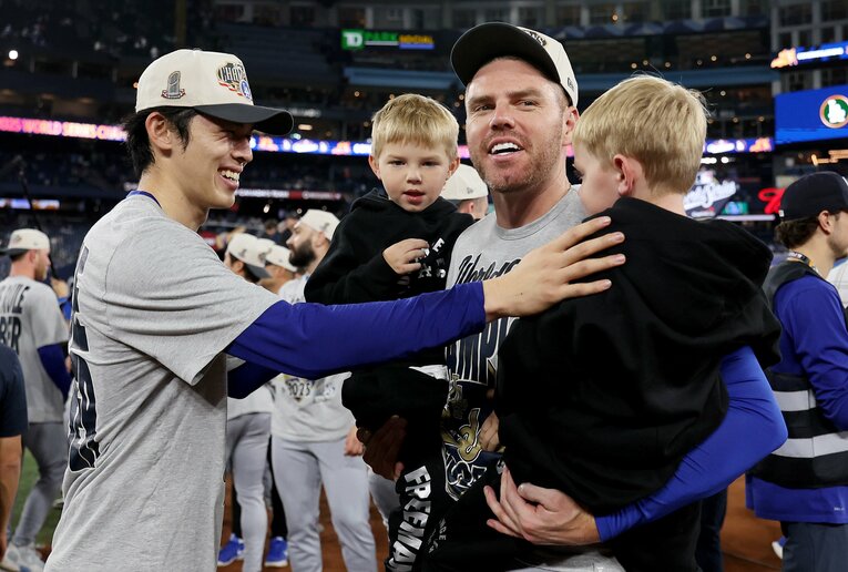 フリーマンの子供と交流する佐々木【写真はまだまだ続きます】　©Getty Images