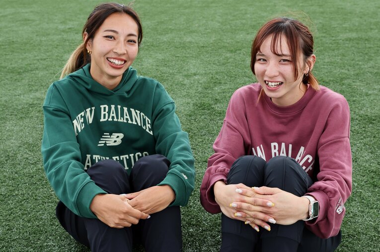 9月の日本インカレ女子100ｍで2位に入った岡根（左）と3位の奥野（右）の2年生コンビ。甲南大女子の強さの理由について聞いた ／ photograph by Shigeki Yamamoto