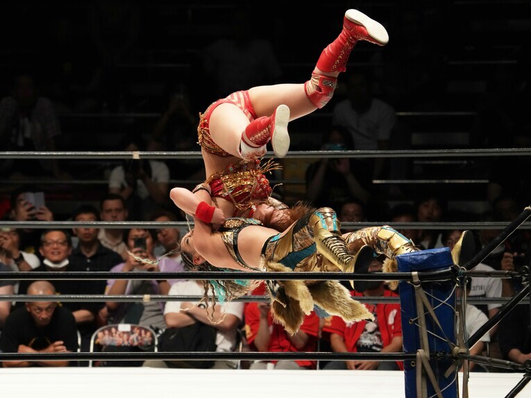 コーナーからスープレックスを放つジュリア　©Hiroki Watanabe