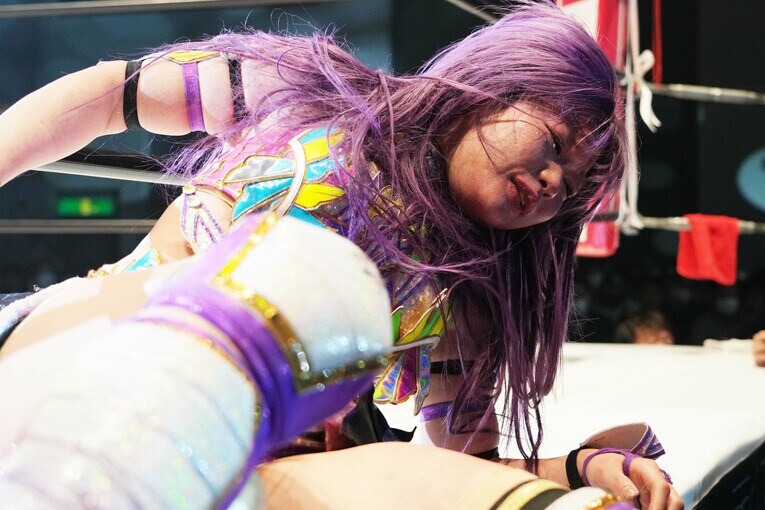 腫れた顔でリングを降りる中野たむ　©Essei Hara