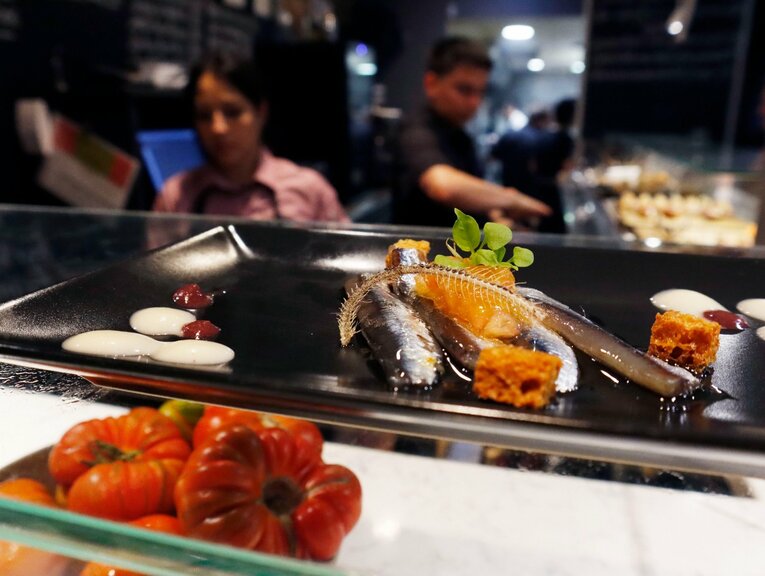 おしゃれに彩られた、骨まで食べられるアンチョビ　©Daisuke Nakashima