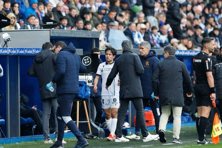 久保建英22歳ケガの悲運→相手DFが痛めた足をストレッチ、“元恩師”の敵将も心配そうに…撮影者が肌で感じる「バスク対決、タケへの敬意」(18)