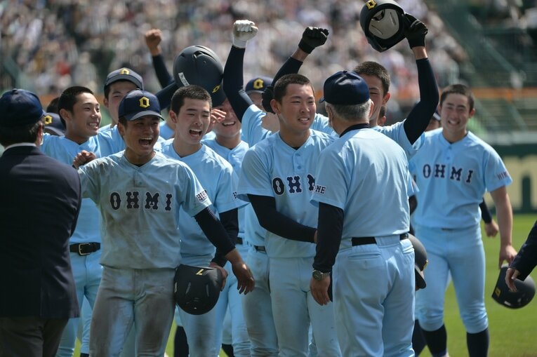 センバツ決勝を決め、握手する多賀監督と山田陽翔　©Hideki Sugiyama