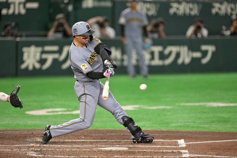 佐藤輝明を追う森下翔太のバッティング　©Nanae Suzuki