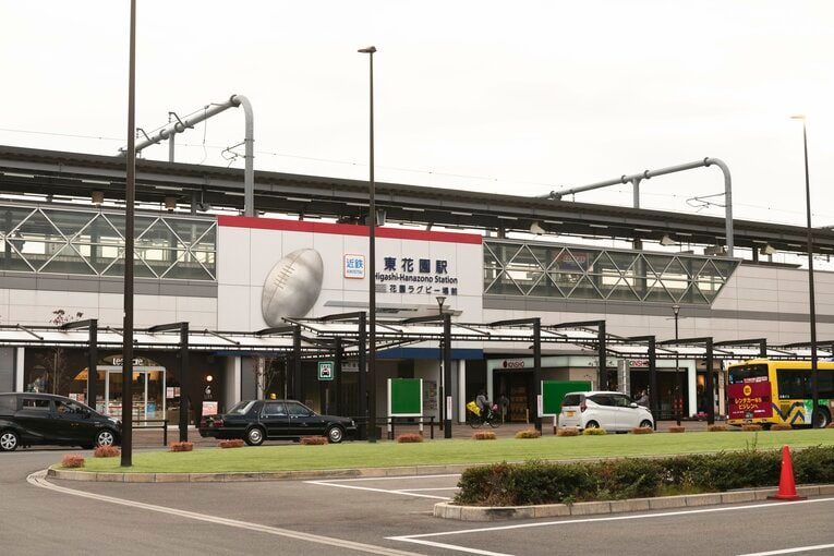 駅舎の壁面に巨大なラグビーボールが