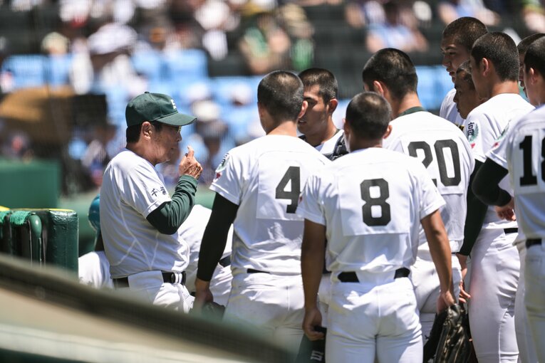 専大松戸高の持丸監督は「クーリングタイムで流れが変わる」という話も聞いていたという　©Nanae Suzuki