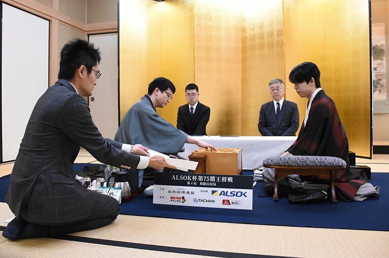 藤井聡太王将に対して、永瀬拓矢九段はタイトル奪取まであと1勝に迫っているが……立会人を務めた稲葉陽八段の見解は？ ／ photograph by 日本将棋連盟