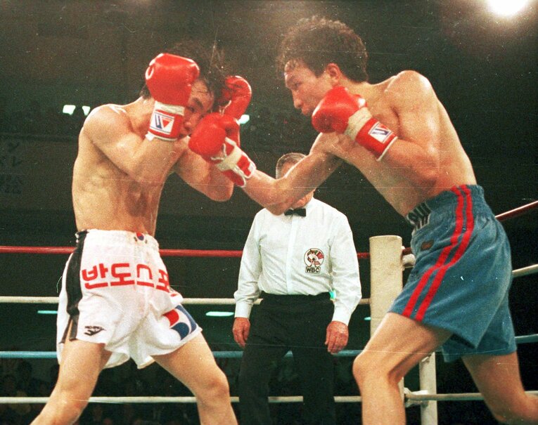 1990年2月、大橋秀行の3度目の世界挑戦。王者・崔漸煥（左）に猛攻を仕掛ける　©Sankei Shimbun