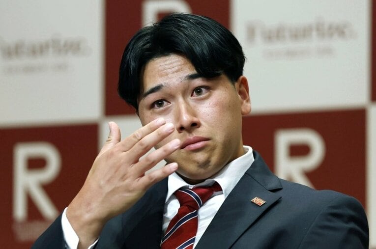 ソフトバンクから2位指名を受け、涙を見せる立命大の左腕・有馬伽久 ／ photograph by KYODO