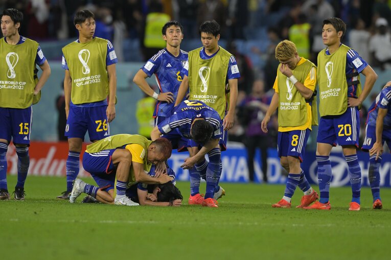 PKの1人目で失敗した南野に選手たちが駆け寄る　©Koki Nagahama/JMPA