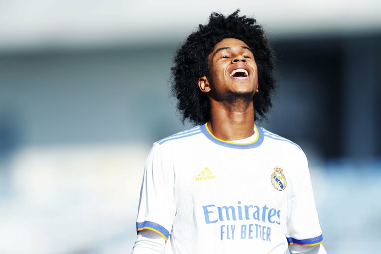 レアルの18歳日本人・中井卓大が「写真撮ってよー！」 無邪気さと表裏一体な《CLを含めた超シビアな競争》の舞台ウラ(11)