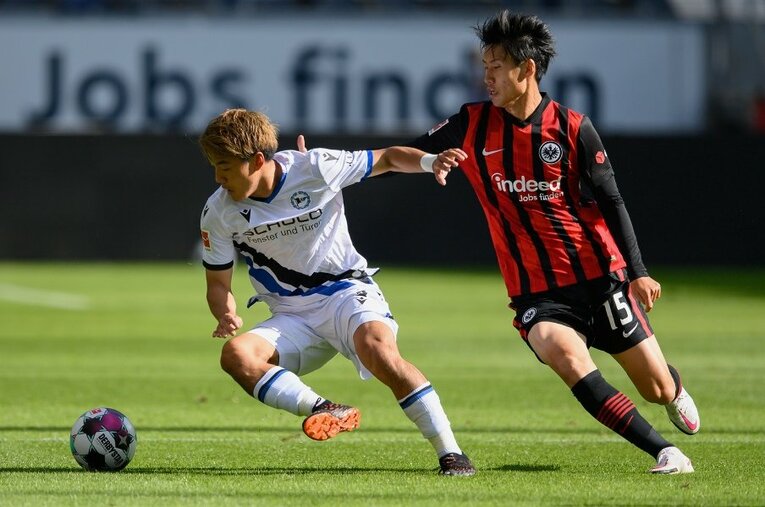 開幕戦に出場した堂安律（左）と鎌田大地。日本代表アタッカー勢の熾烈な出世競争にも注目だ ／ photograph by Getty Images