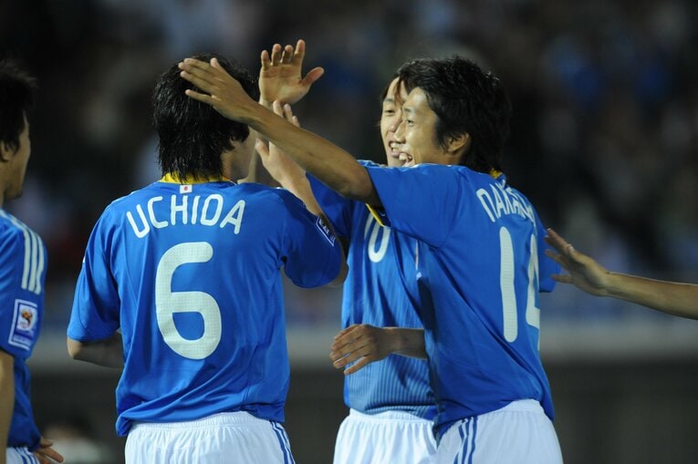 内田篤人を称える中村俊輔と中村憲剛（2009年）©Sports Graphic Number