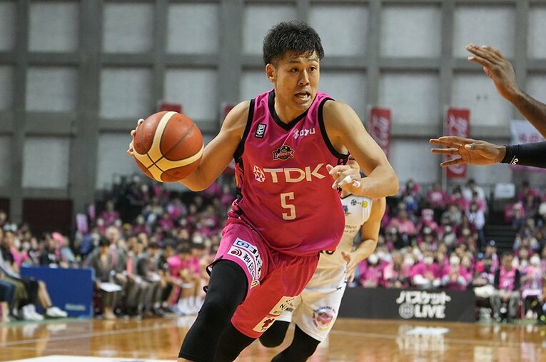 ＜龍角散presents エールの力2024⑥＞秋田ノーザンハピネッツの田口成浩は、勝負の行方を左右する「声援の怖さ」を知っている。(1) ／ photograph by AKITA NORTHERN HAPPINETS