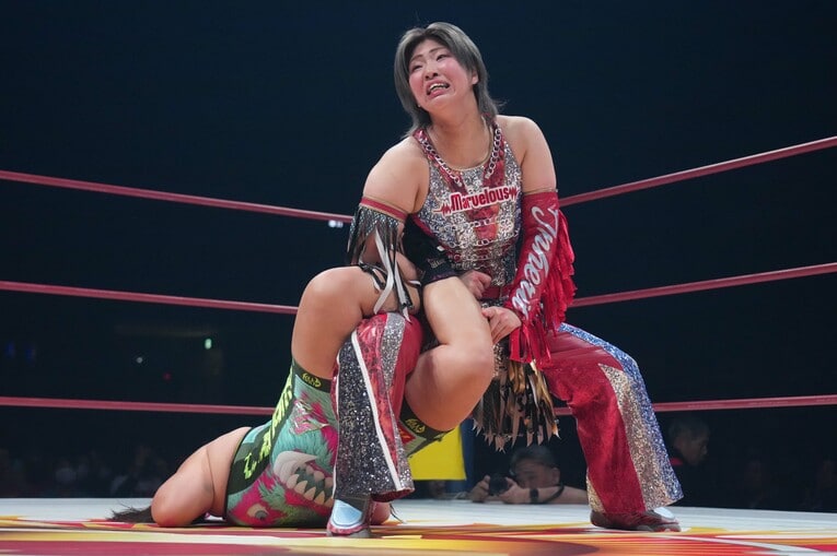 サソリ固めで橋本千紘を攻める彩羽匠　©Essei Hara