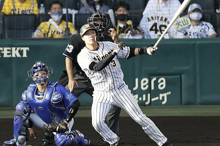 岡本和真と本塁打王争いを繰り広げる大山悠輔。甲子園でアーチをかける姿を阪神ファンも頼もしく思っているはずだ ／ photograph by Kyodo News