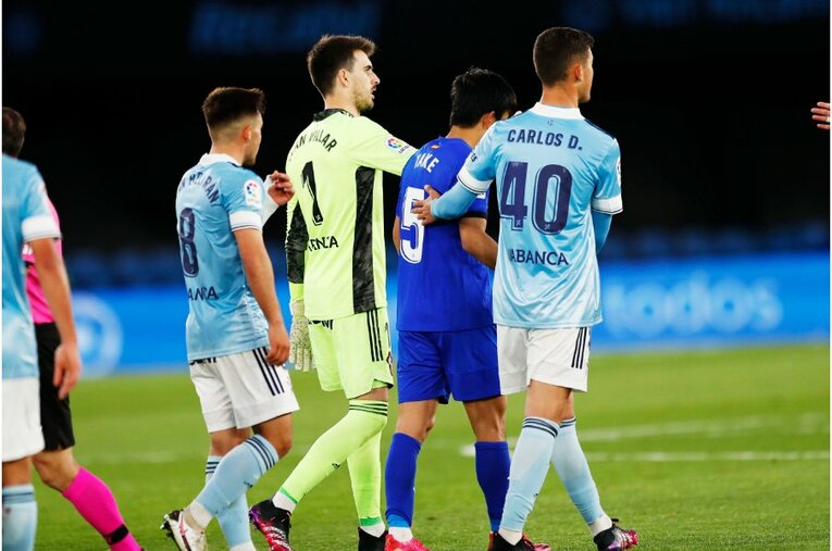 対戦相手に慰められる場面も©Daisuke Nakashima