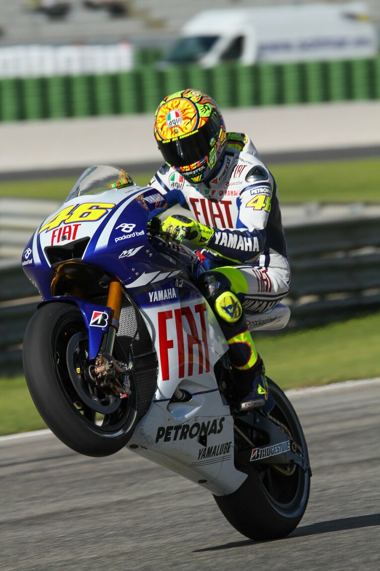 派手なパフォーマンスはロッシの真骨頂。コース上でもコース外でも多くのファンを楽しませた　©Satoshi Endo