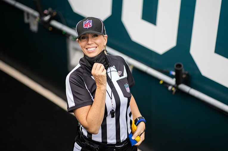 2月7日のNFLスーパーボウルで初の女性審判として笛を吹いたサラ・トーマス。2015年よりNFLの審判を務めている ／ photograph by Getty Images