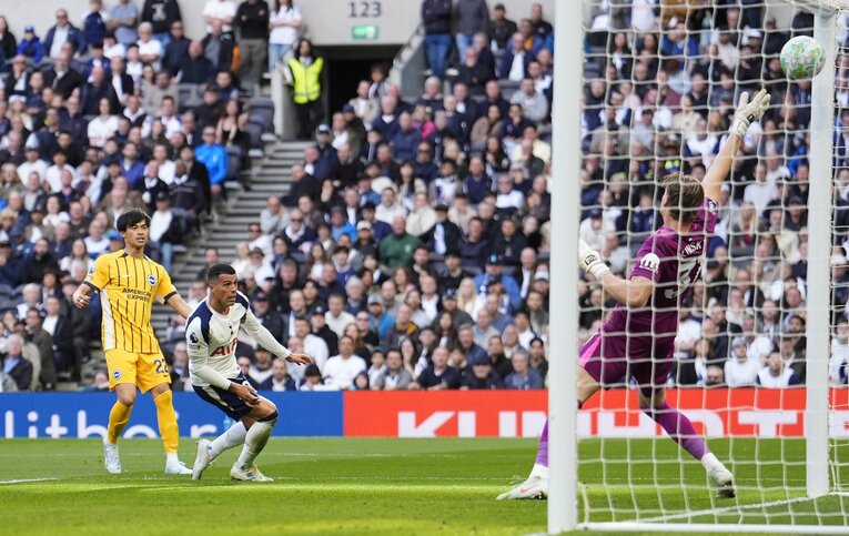 4月18日、トッテナム戦での三笘薫のスーパーゴール【3枚目／全4枚】。GKキンスキーの頭上を抜いた瞬間　©AFLO