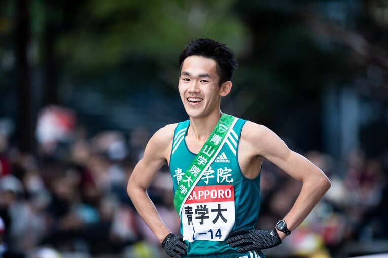 5連覇を逃して2位でゴールした青学大のアンカー鈴木塁人は無念の表情　©Yuki Suenaga