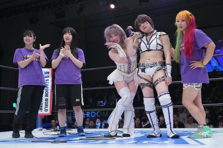 コズエンのメンバーたちとポーズをとる中野たむ　©Essei Hara