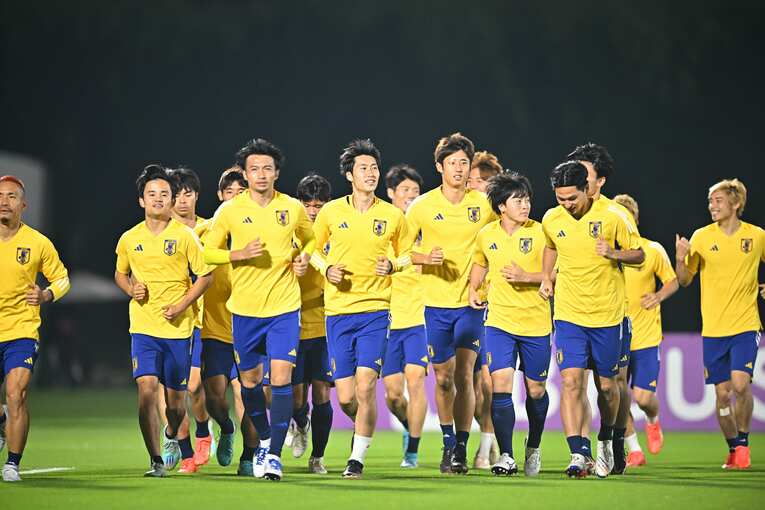 リラックスした表情で練習をする鎌田　©Takuya Kaneko／JMPA