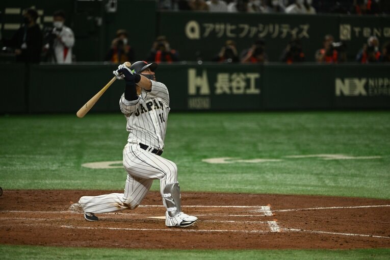 WBCでも見たかった！侍ジャパン強化試合・日本ハム戦でホームランを放つ森友哉（連続写真3/5枚）　©︎Nanae Suzuki