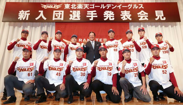 2016年、楽天の新入団選手発表を終え、梨田監督（中央）と記念撮影する選手たち。後列の左から3番目が西口直人。（前列左から）鶴田圭祐、菅原秀、池田隆英、藤平尚真、田中和基、森原康平。（後列左から）木村敏靖、南要輔、西口、石原彪（１人おいて）野元浩輝、高梨雄平、千葉耕太、向谷拓巳　©KYODO