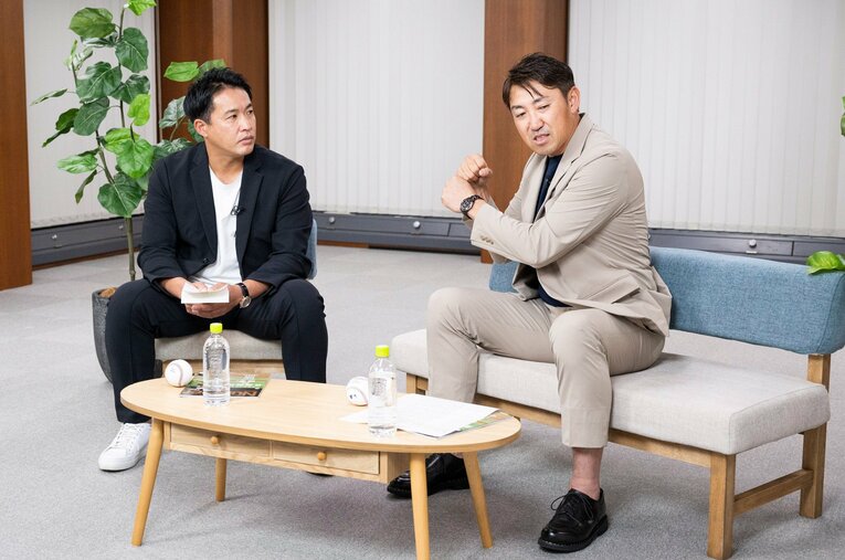 NumberPREMIERの動画番組「Set Up Baseball」にて内川聖一氏（右）とディープな野球談義を交わした五十嵐亮太氏　©︎Tomohiko Imai