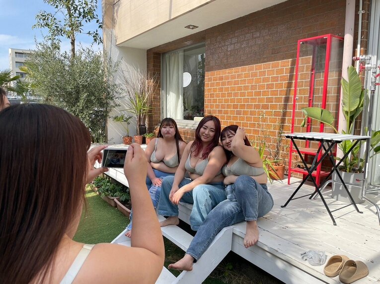 プラスサイズモデルとしての撮影の様子。写真中央がまなせ　©グラマープリンセス