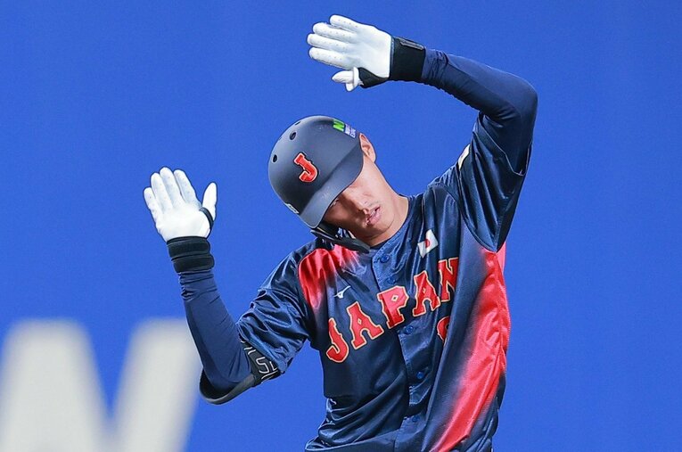 プレミア12のチェコとの強化試合でドジャースの“大谷ポーズ”を塁上でみせた侍ジャパン初選出の辰己涼介 ／ photograph by SANKEI SHIMBUN