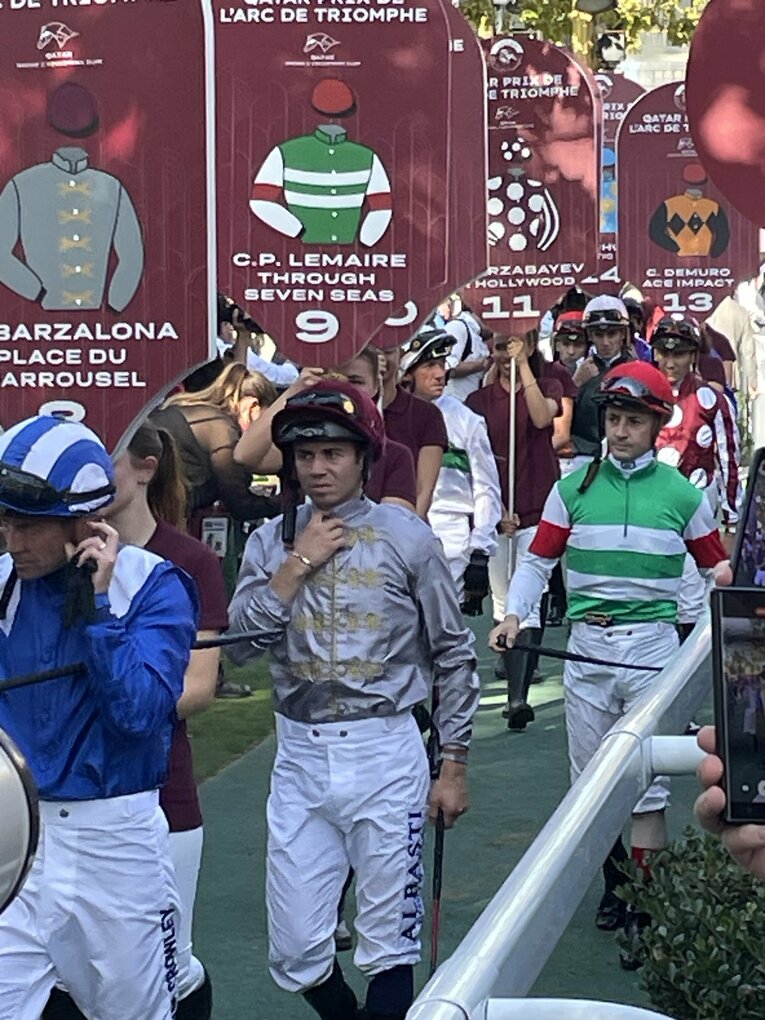 パドックに登場した騎手たち。ルメールは精悍な表情 ©Shintaro Okawa