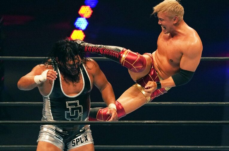 7月16日の『G1 CLIMAX』開幕戦。オカダ・カズチカは延髄斬りをジェフ・コブにお見舞いし、エメラルド・フロウジョンまで披露した ／ photograph by Essei Hara