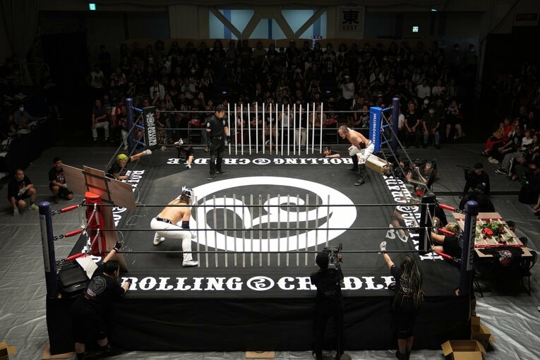 対角線で身構えるエル・デスペラードと葛西純　©Masashi Hara