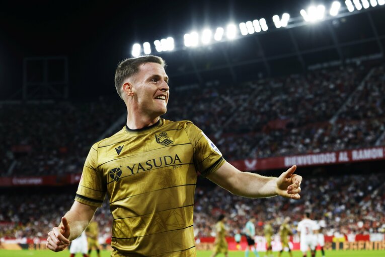 バックスタンドへ飛び込んだボールをキャッチしたおばあさんに、ボール返してよ！といった感じのゴメス　©Daisuke Nakashima