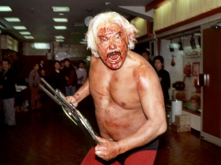 後楽園ホールでエキサイトする上田（1985年）　©東京スポーツ新聞社