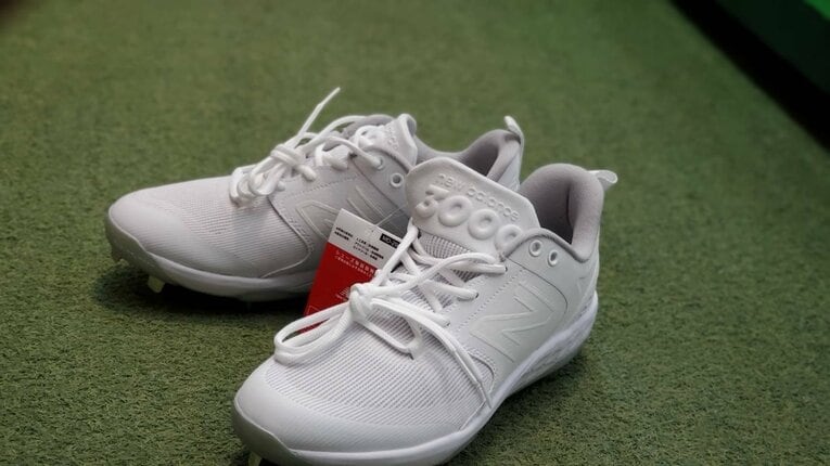 ニューバランスの高校野球対応モデル「3000」シリーズ。発売直後、ロゴのデザインの問題で、高野連からNGが出てしまった