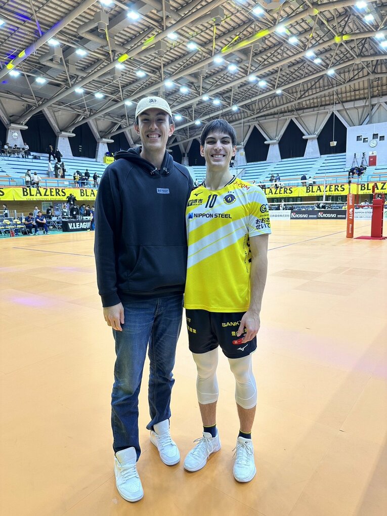 先日、日本製鉄堺ブレイザーズのホームゲームに駆けつけた兄・飛勇と（本人提供）