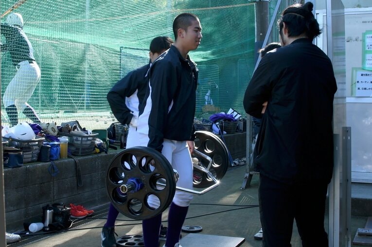 トレーナーの指導を受ける藤嶺藤沢高のナイン　©Zen Suzuki