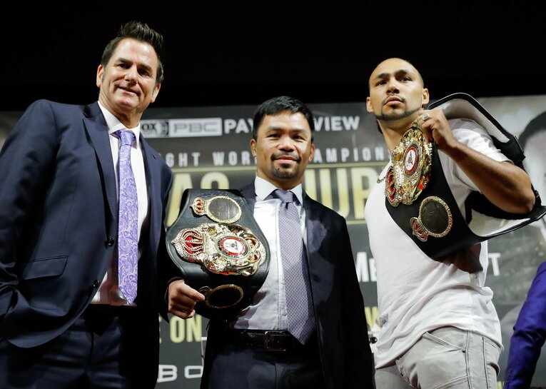 今回取材に答えたショーン・ギボンズ・プロモーター（左）。中央はマニー・パッキャオ　©Getty Images