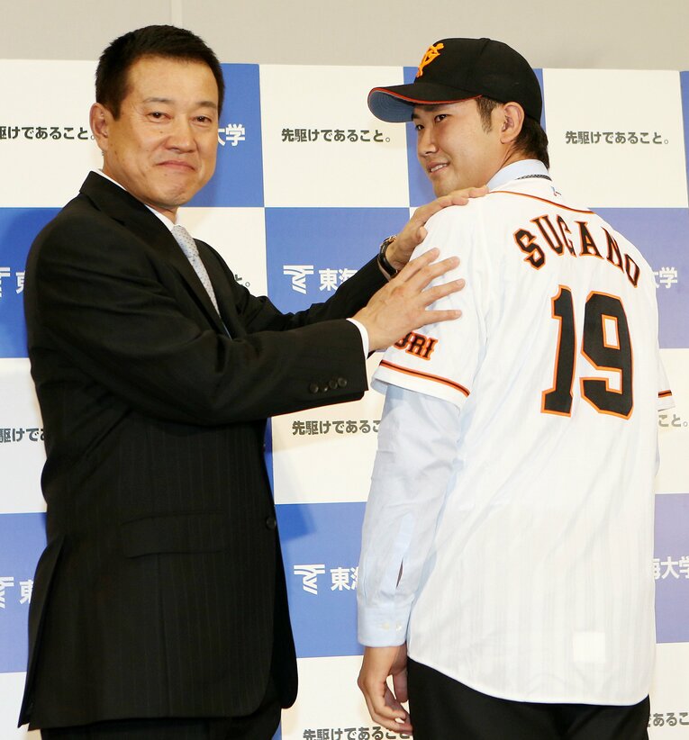 菅野に巨人のユニフォームを着せる原監督　©JIJI PRESS